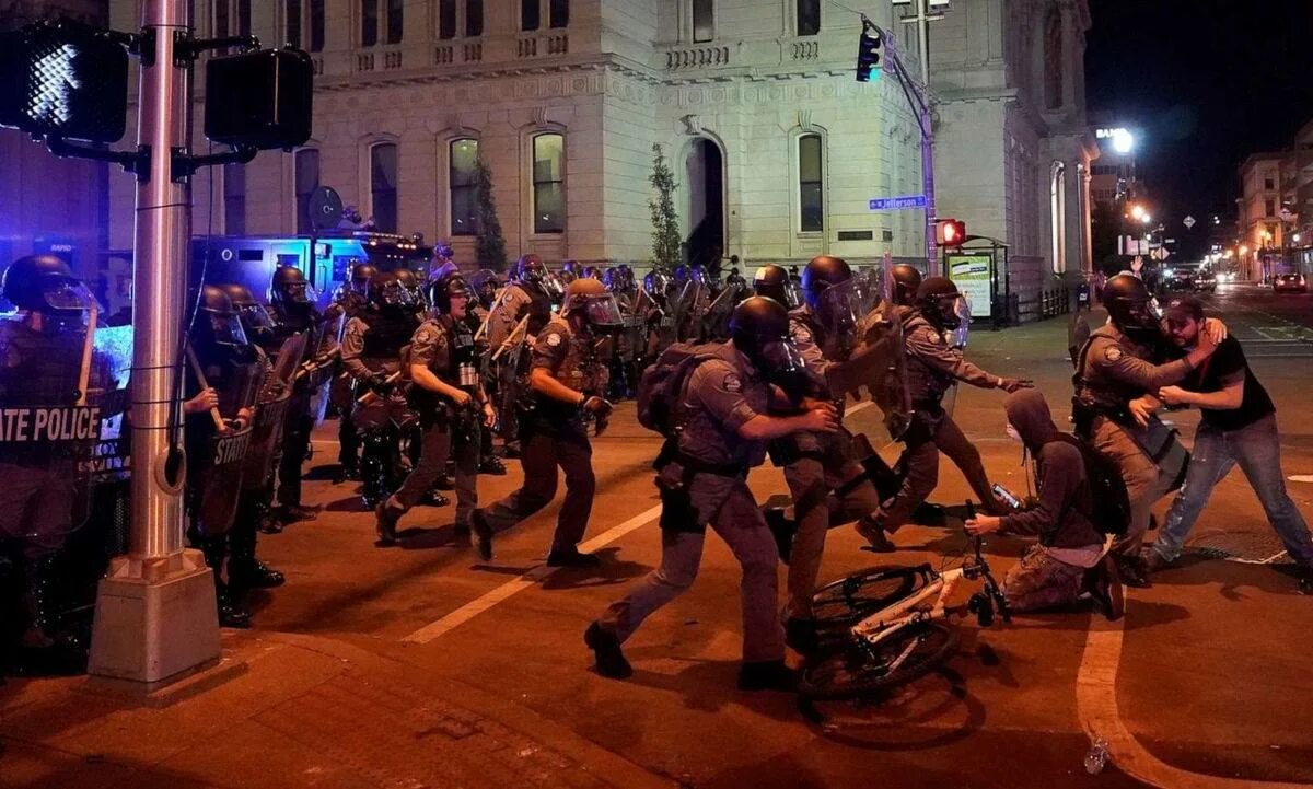 Новое движение в сша. Протесты в америке 2020 блэк лайф меттер. Новое движение в сша. Новое движение в сша. Новое движение в сша.