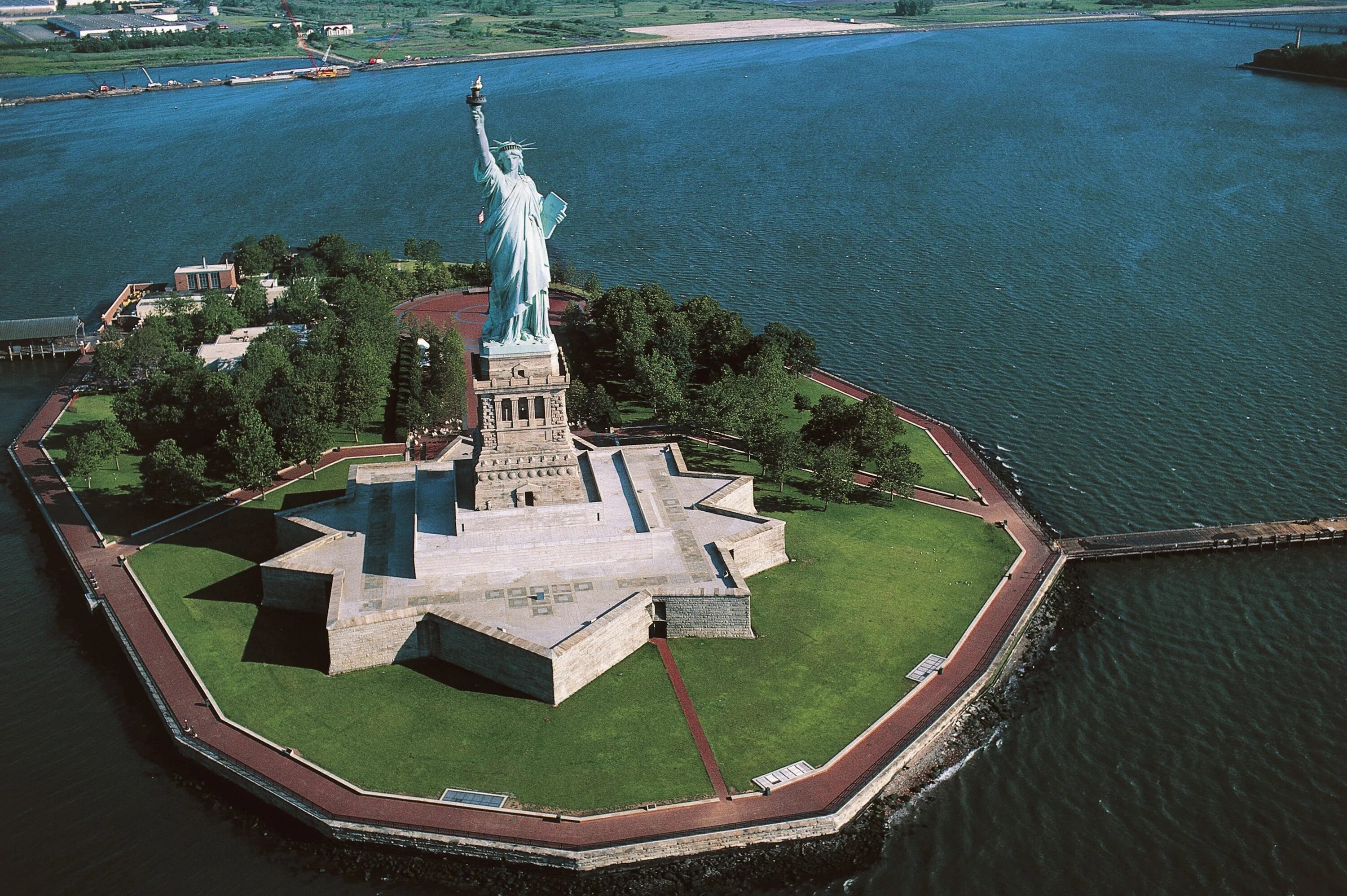 Статуя стран. Остров свободы Нью-Йорк. Статуя свободы США. Статуя свободы Нью-Йорк остров. Остров Либерти со статуей свободы.