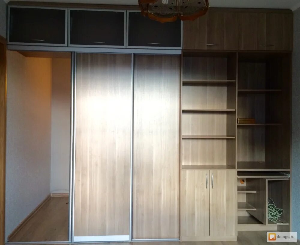 Шкаф купе перегородка. Двухсторонний шкаф перегородка для разделения комнаты. Шкаф с зеркальными дверями распашной. Шкаф на 2 стороны. Зонирование комнаты шкафом купе.