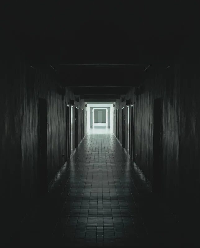 Dark corridors. Дарк коридорс. Темный коридор. Мрачный коридор с дверями. Страшный коридор.