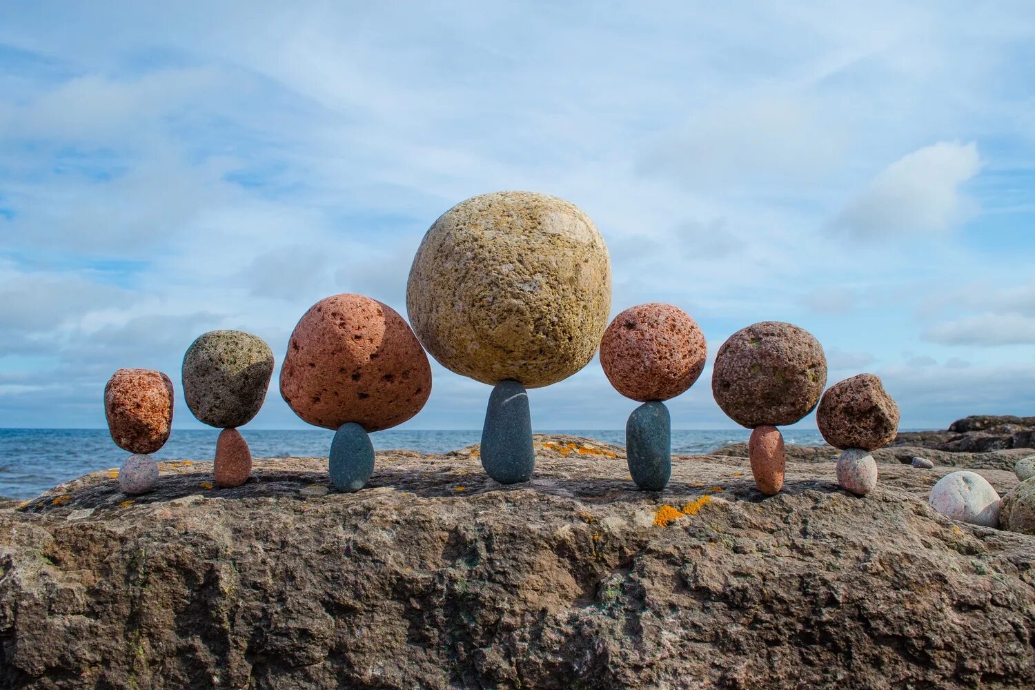 Балансирующие камни. Груда камней. Груда булыжников. Искусство балансировки камней.