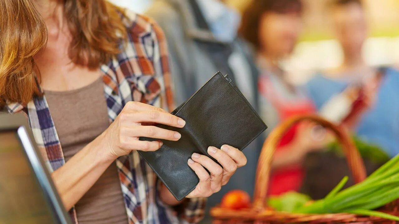 Экономия на продуктах питания. Экономия на продуктах. Сэкономить на еде. Экономия на покупке одежды. Сэкономить на еде.