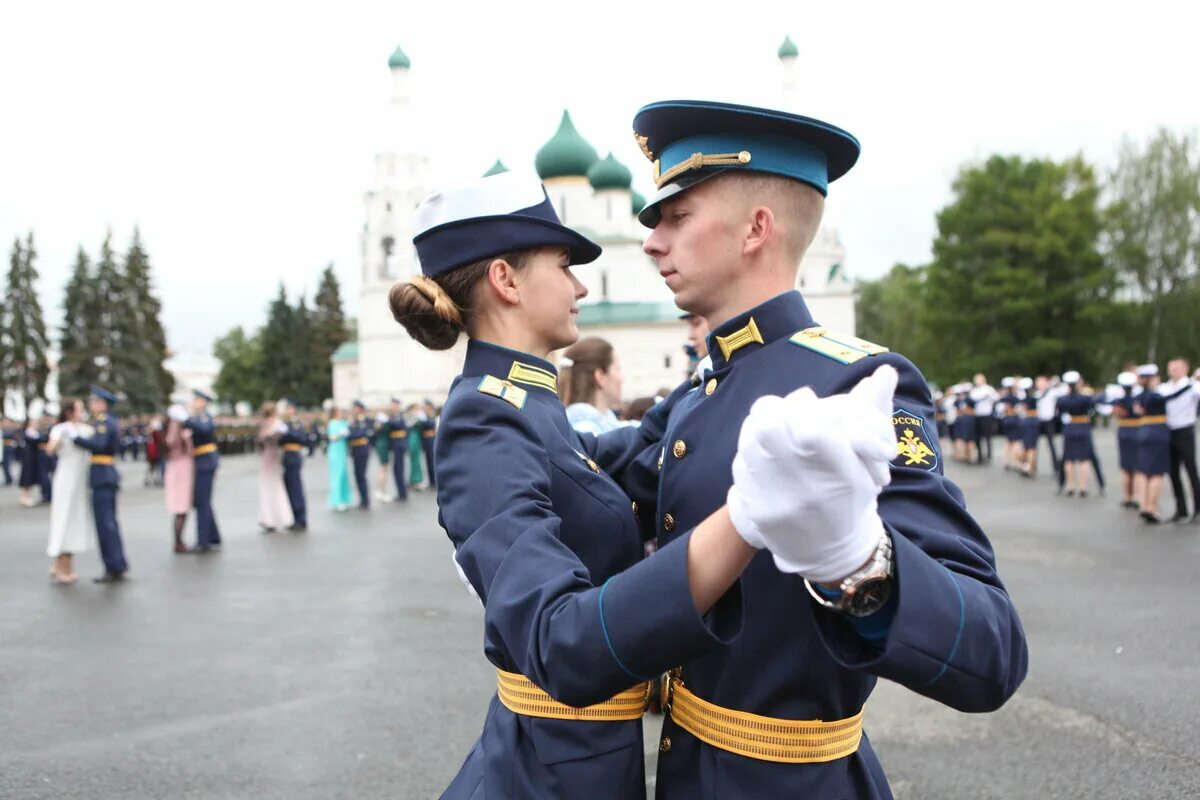Курсанты вдв рязань. Военно-космическая академия имени а. Выпускники квваул. Парадная форма курсантов. Курсант после выпуска.
