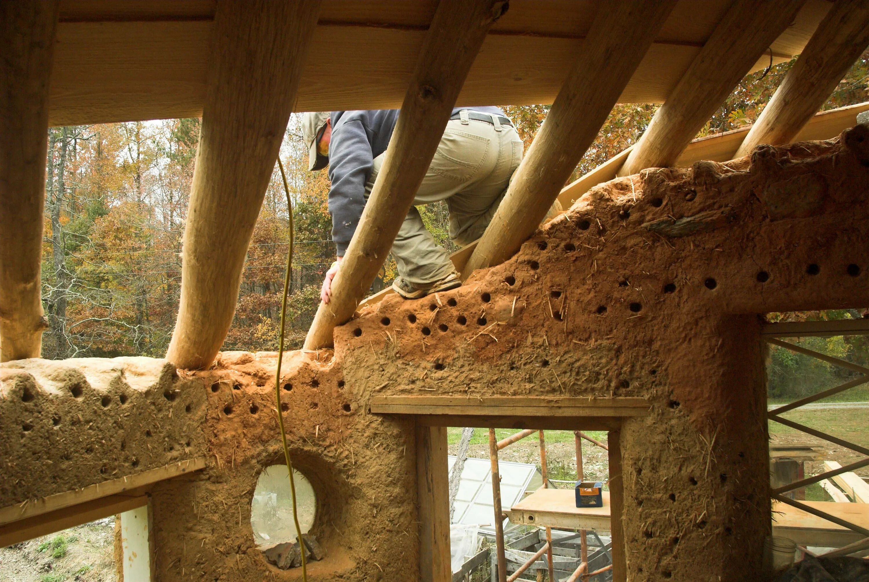 Строй дом из глины. Дом из глины. Экодом из соломы и глины в англии. Постройки из самана. Дом из глины.