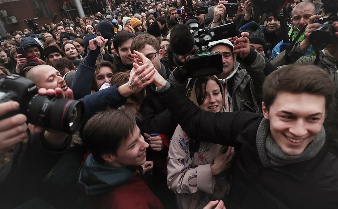 Сми2 новости дня в россии сегодня. Егор Жуков и Оксимирон. Оксимирон на протесте. Оксимирон на митинге. Егор Жуков на митинге 2019.