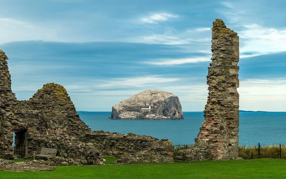 Замок Танталлон Шотландия. Замок Танталлон Шотландия фото. Bass Rock Scotland. Касл рок Бич Ирландия.