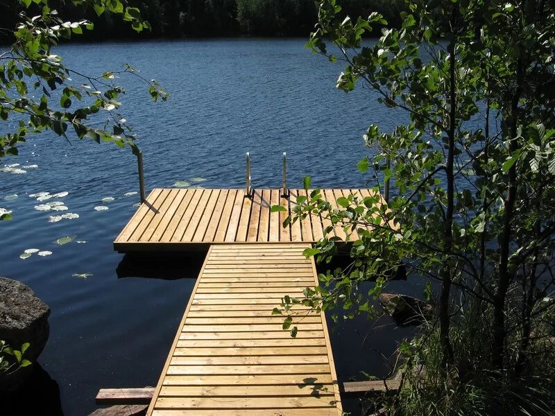 Собственный причал. Пирс на озере на винтовых сваях. Мостки раздвижные. Дом с причалом. Дивноморское пирс.