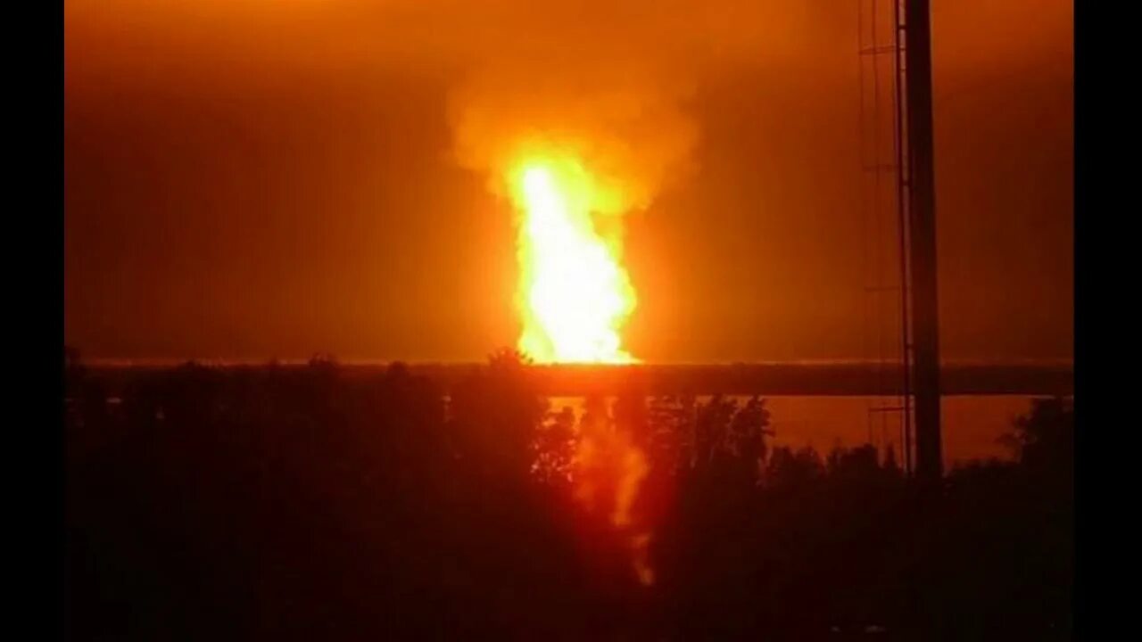Пожар на нефтепроводе в оренбургской. Нефтепровод. Пожар на нефтепроводе в оренбургской. Аварии на трубопроводах нефти. Пожар на газопроводе.