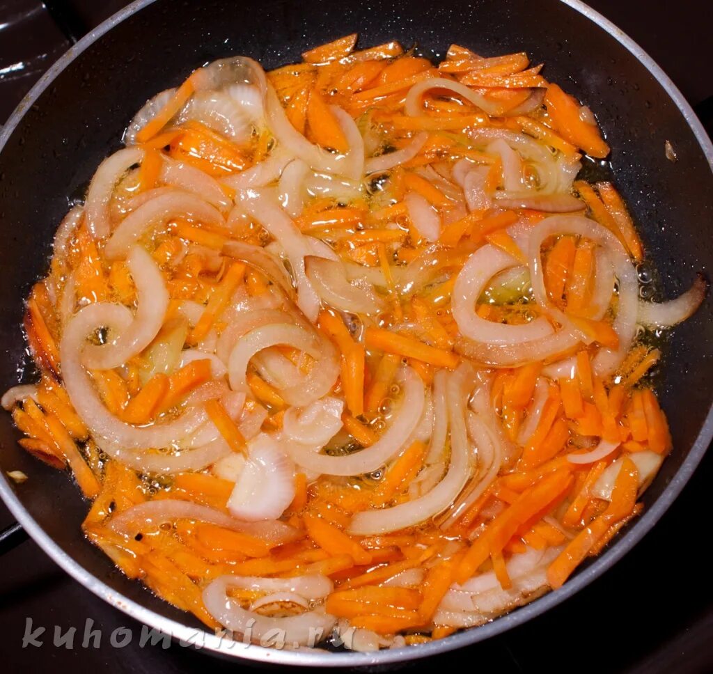 Как вкусно приготовить лук и морковку. Пассированные лук и морковь. обжареваем лук имарковку. обжариваем лук и морковь на сковороде.