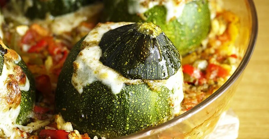 Фаршированные кабачки с фруктами и орехами. Кабачки колобок фаршированные. Фаршированные круглые кабачки в духовке. Фаршированные круглые кабачки в духовке. Круглые цукини фаршированные мясом.