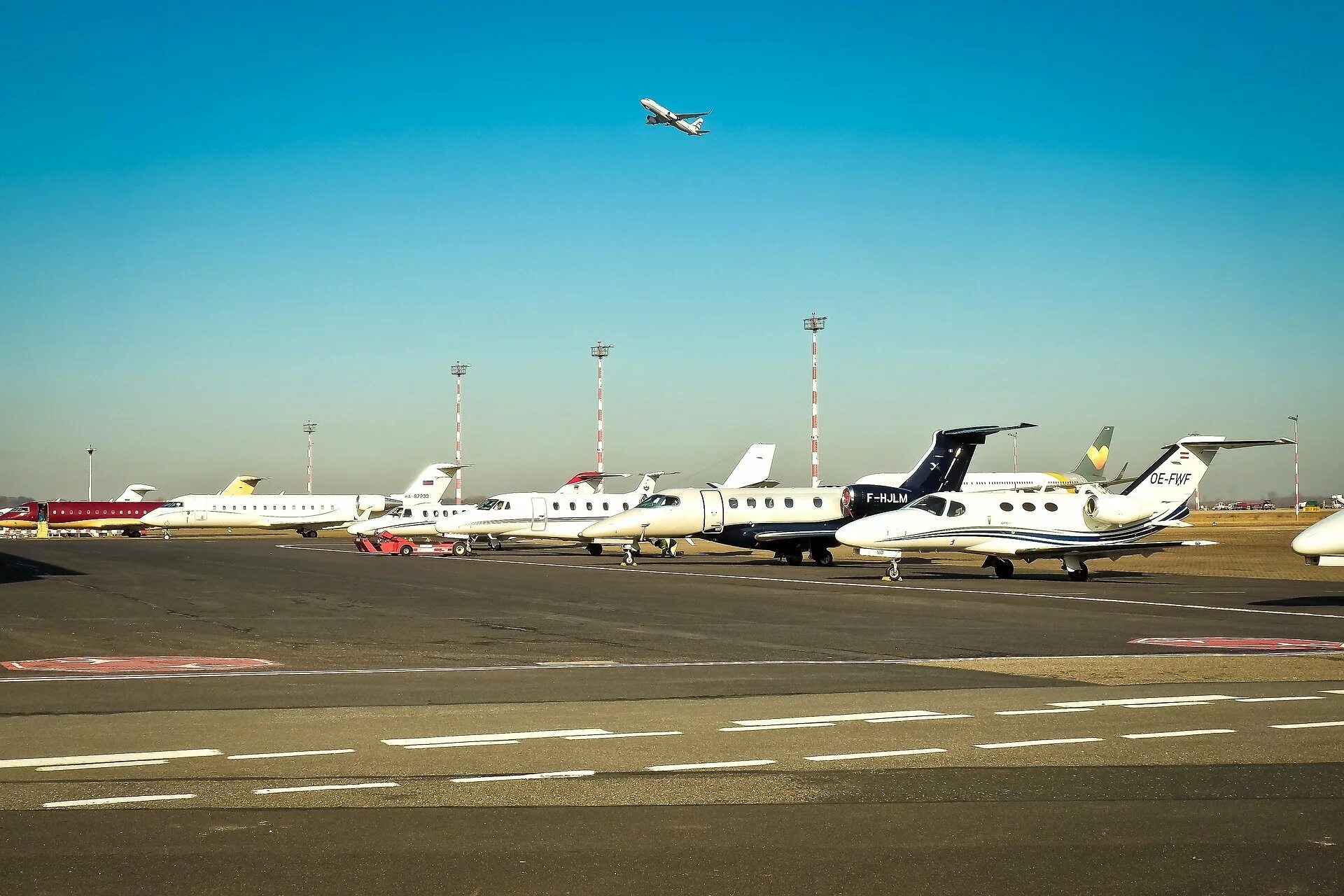 Национальный аэропорт самолеты. Аэродром Фергана. Самолет и аэропорт. Самолет на аэродроме. Пассажирский аэропорт.