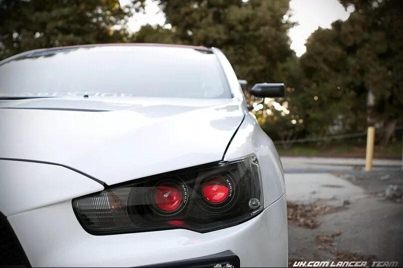 Дьявольские глазки мазда 3 бк. Mitsubishi lancer evolution 10 ангельские глазки. Дьявольские глазки на аутлендер. Дьявольские глазки на лобовое стекло. Дьявольские глазки мазда 3 бк.