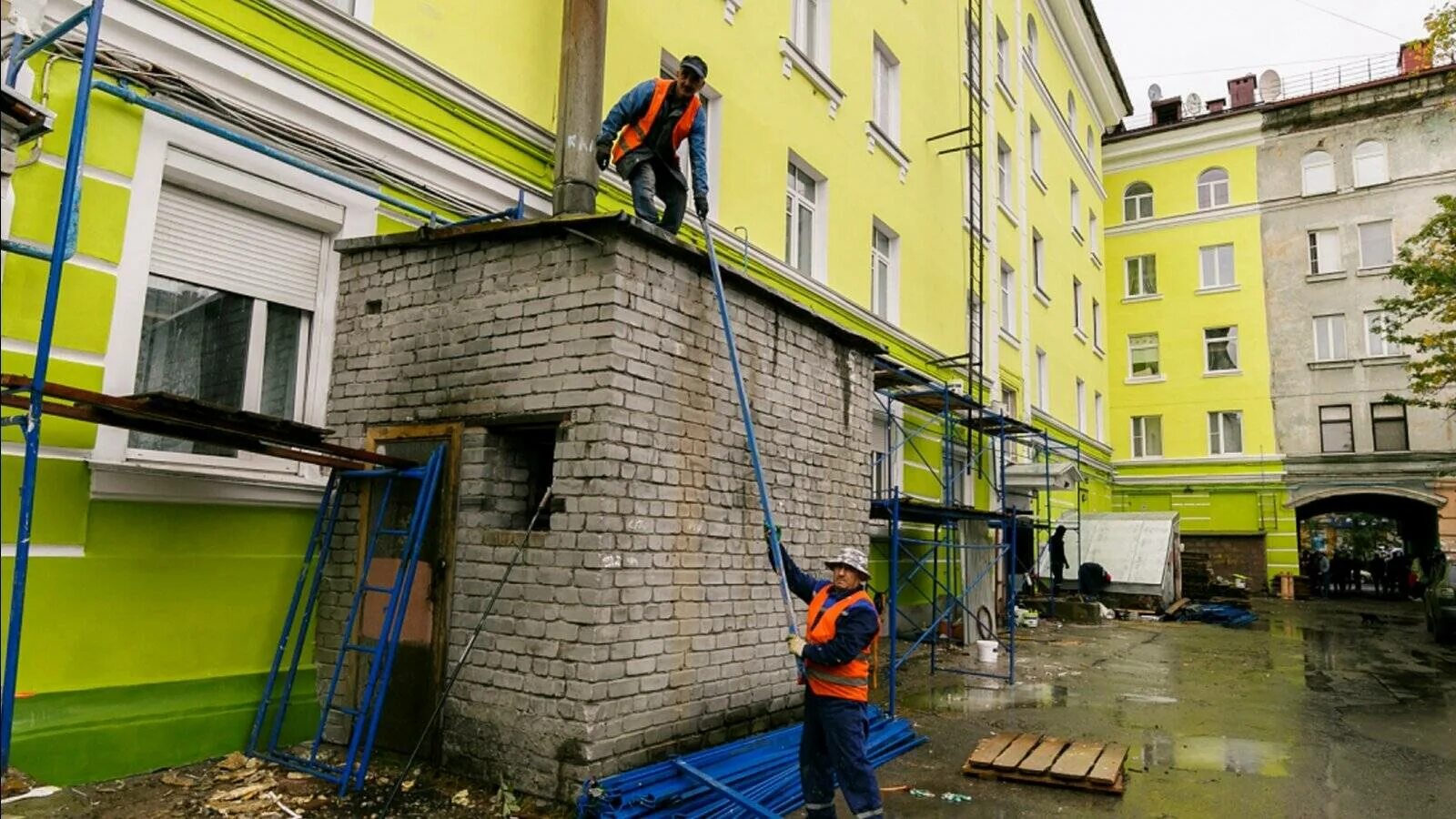 Капремонт многоквартирных домов. Капремонт фасадов домов. Реконструкция здания. Реконструкция фасада. Капитальный ремонт завода