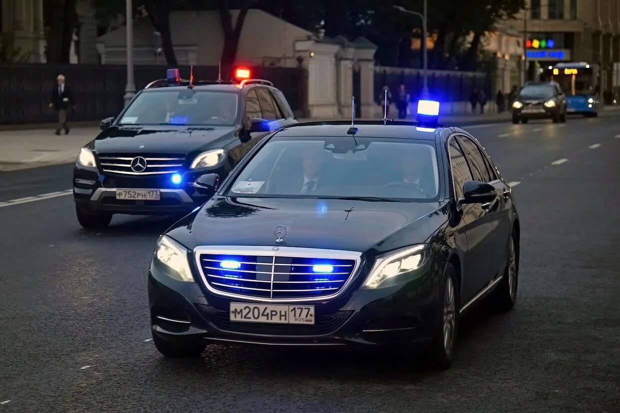 Кто ездит на номерах. Мерседес 222 кортеж. Mercedes w222 с мигалками. Мерседес 222 с мигалкой. 222 Мерседес АМР.