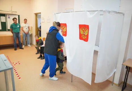 Первый день голосования избиратели на участке