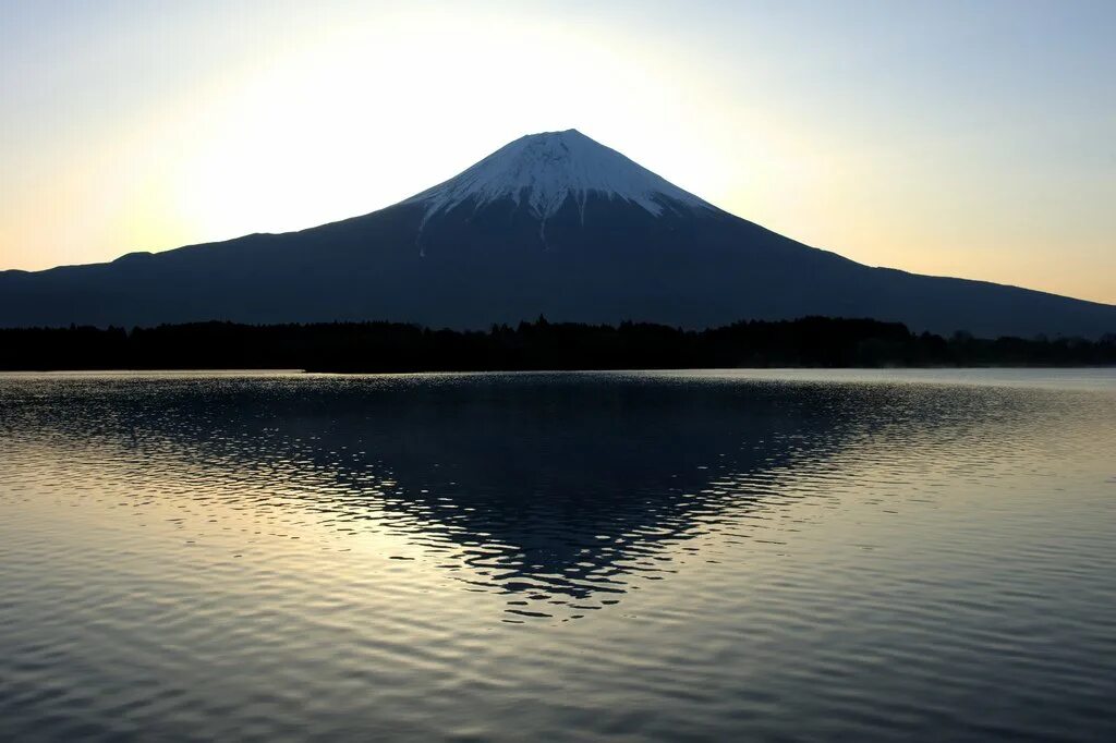 Фудзияма цюрупы. Фудзияма кратер. Гора Фудзияма. Гора Фудзияма кратер. Фудзияма Чебоксары.