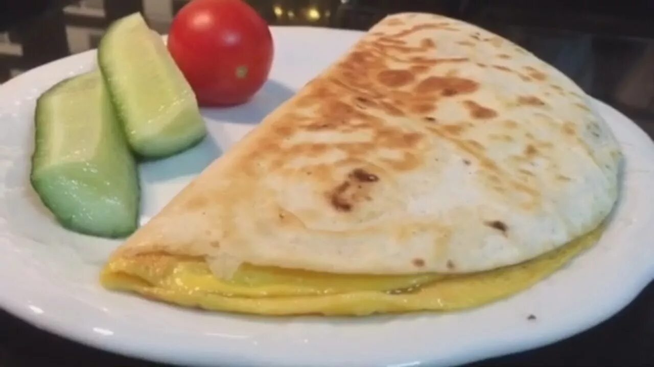 Яичница в лаваше на сковороде. Яичница в лаваше на сковороде. Лаваш с яйцом на сковороде на завтрак. Яичница в лаваше на сковороде с сыром. Яичница в лаваше на сковороде.