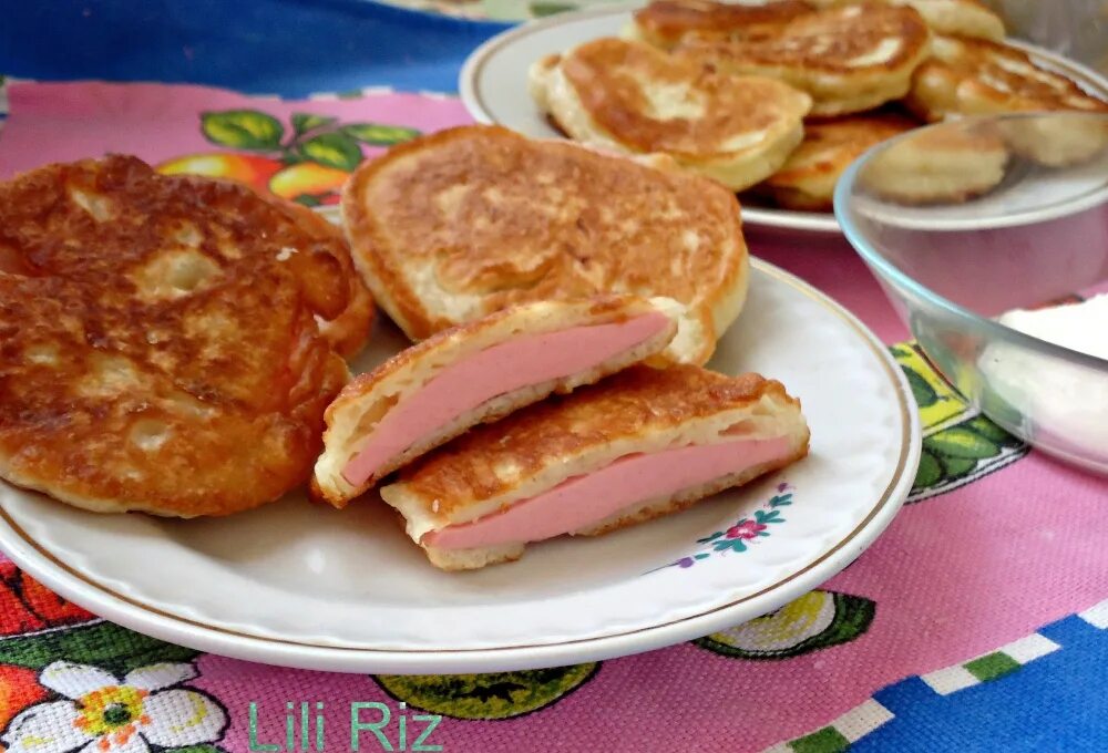 оладьи с колбасой и сыром. оладьи мини пицца. оладьи с колбасой и сыром. сковорода для оладий. рецепт оладушек с колбасой.