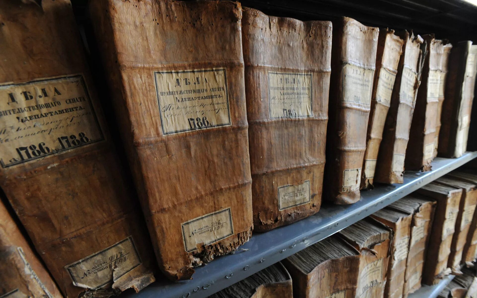 День архивов. Архивист профессия. Архивист профессия. Архив документов. Архив древности.