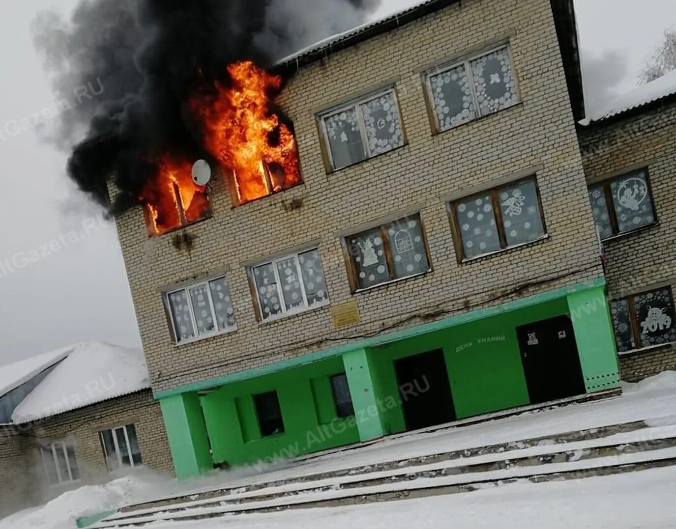 Сгорел класс. Красное пламя Владимирская область школа. Поселок красное пламя Владимирская область Александровский район. Пожар в школе. Сгоревшая школа.