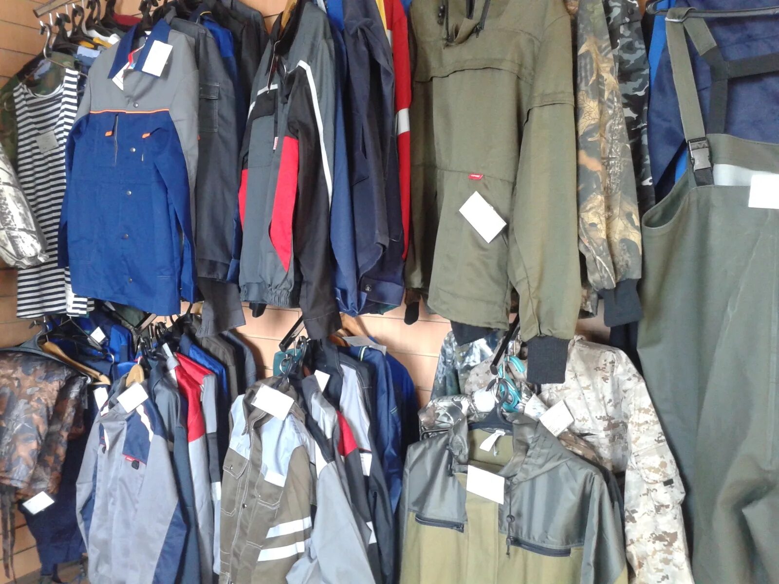 рабочий в спецодежде. рабочая одежда. магазин спецодежды. купим спецодежду оптом москва. красивая спецодежда.