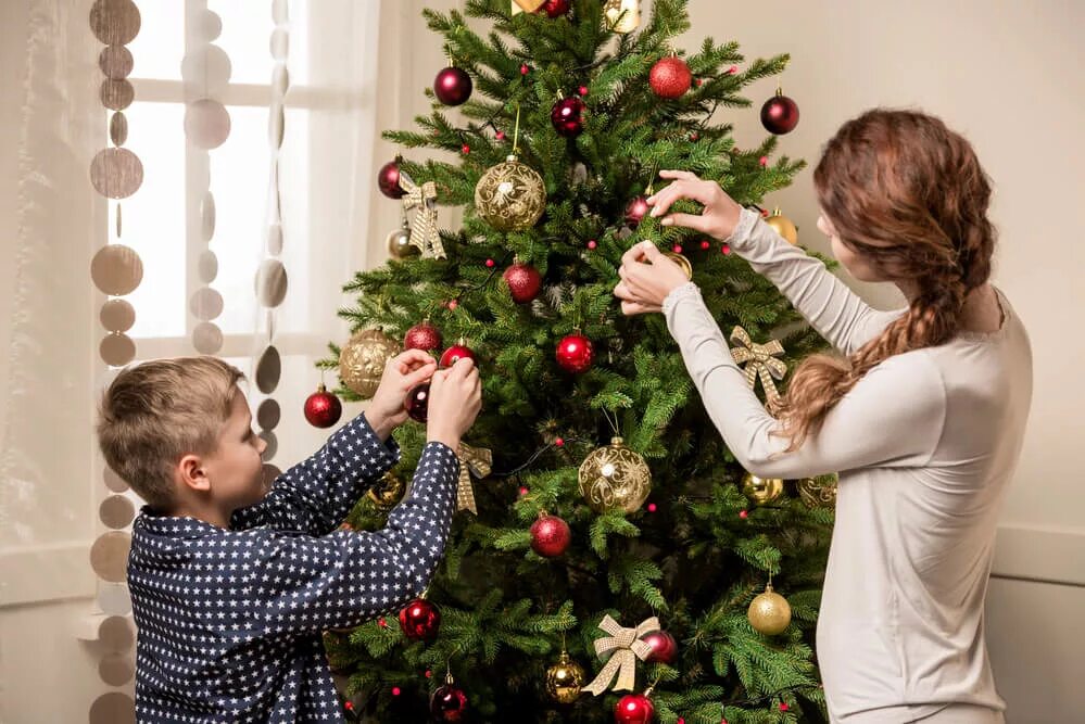 Прийти на елку. Наряжаем елку. Дети наряжают елку. Семья наряжает елку. Дети украшают елку.