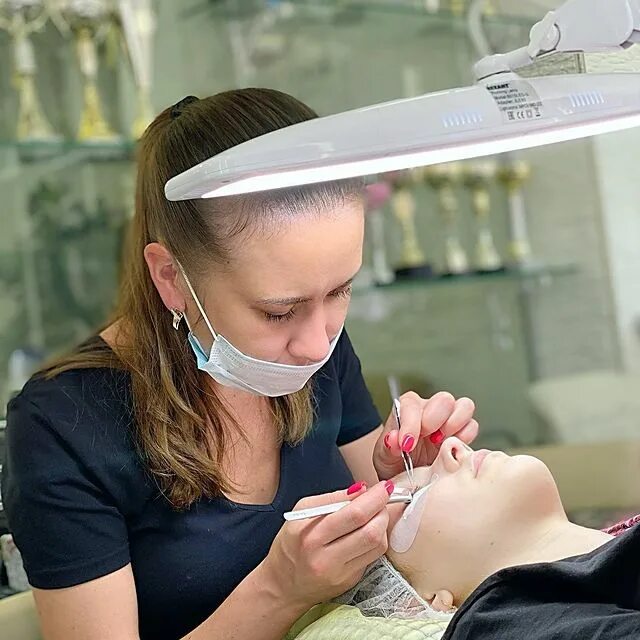 мастер по наращиванию ресниц. лешмейкер. наращивание ресниц обучение екатеринбург. выучиться на наращивание ресниц екатеринбурге. курсы наращивания ресниц екатеринбург.