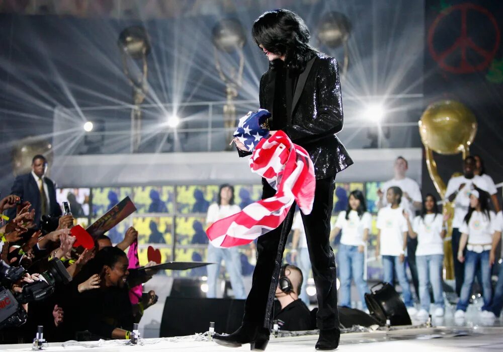 Сегодня дорогие ребята. Тематический праздник в стиле Майкла Джексона. Michael Jackson на сцене с тортом. Интересные фото с мероприятий с Майклом Джексоном.