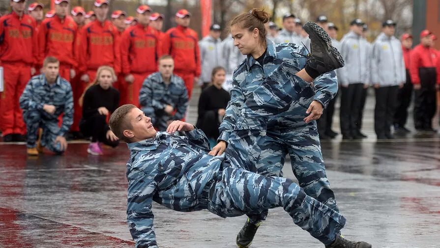 Подъемные мвд. Тренировка для полиции. Занимается полицейский спортом. Физическая подготовка полицейских. Полицейский спортсмен.