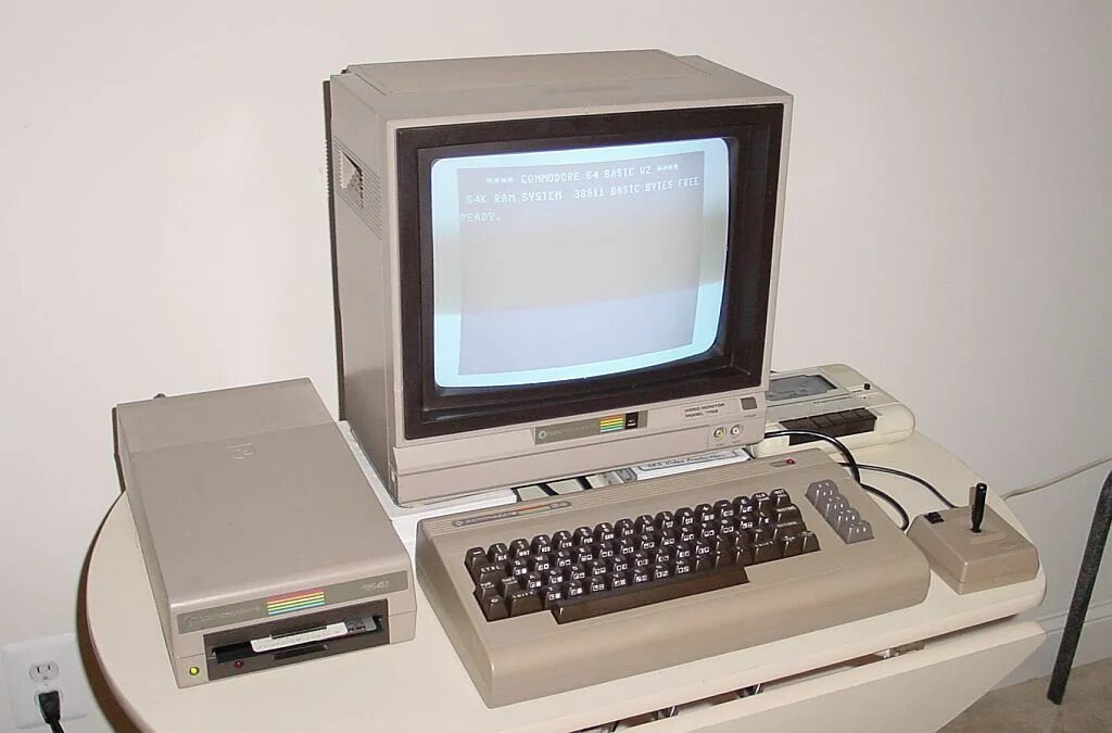 Компьютер commodore 64. Commander компьютер. Ретро компьютер. Commodore c64. Коммодор 64.