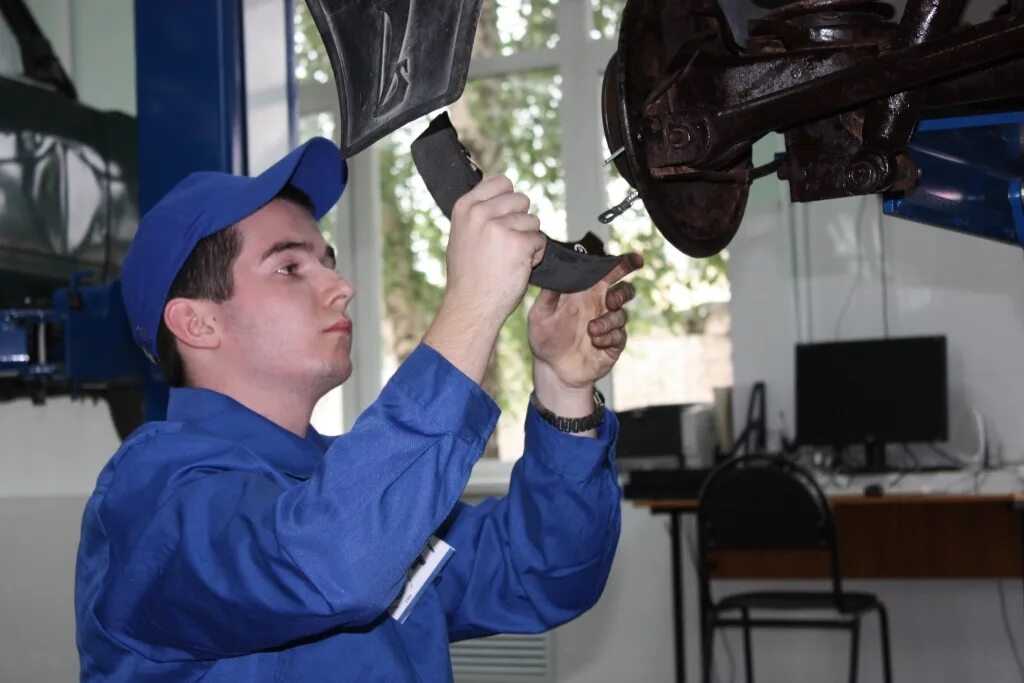 Механик профессия. Среднее проф образование. Мастерские лаборатории автомеханики. Оп механика. Слесарь по ремонту строительных машин.