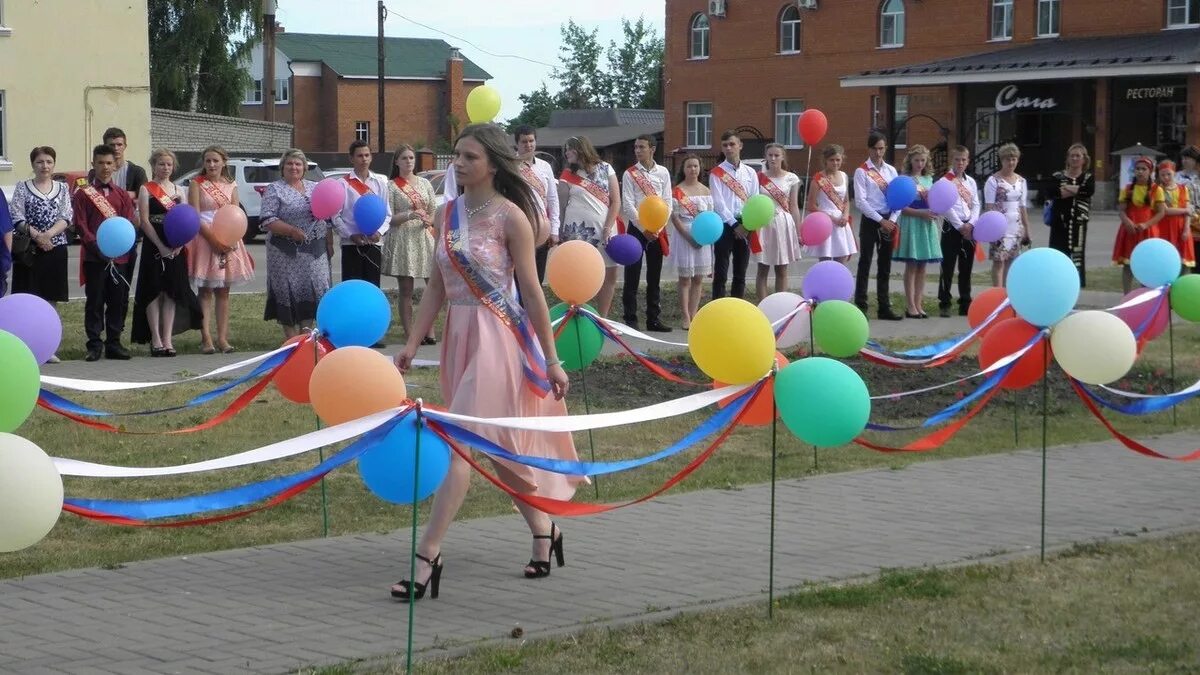 Выпускной Пителино 2014 года. Площадь Ленина Сасово. Придорожная школа Сасовского района. Рязанская область Пителино выпускники школы. Придорожный школы