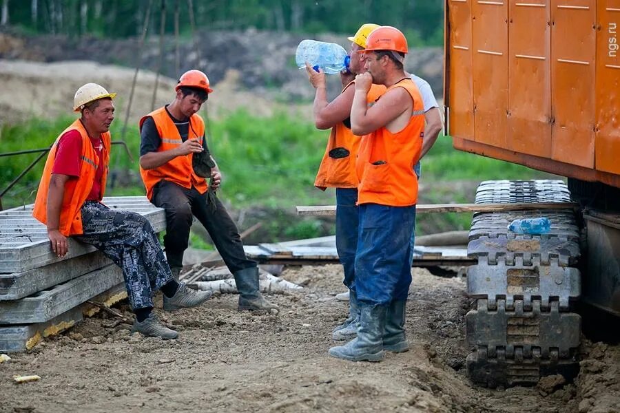 Устал в дороге отдохни. Работяги на стройке. Стройка и строители. Рабочие на стройке. Работники на стройке.