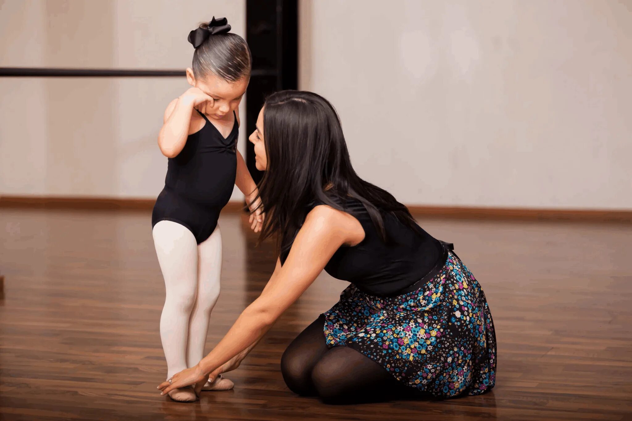 Дочка хочет играть. Тренер по танцам для детей. Танцы для девочек. Хореография мама дети. Преподаватель танцев.
