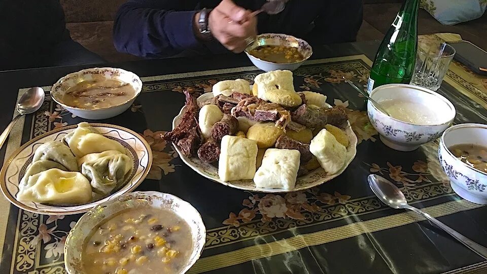 Махачкала национальная кухня. Хинкал Дагестанский аварский. Национальная кухня Дагестана хинкал. Дагестанская кухня аварский хинкал. Хинкал тонкий Дагестанский.