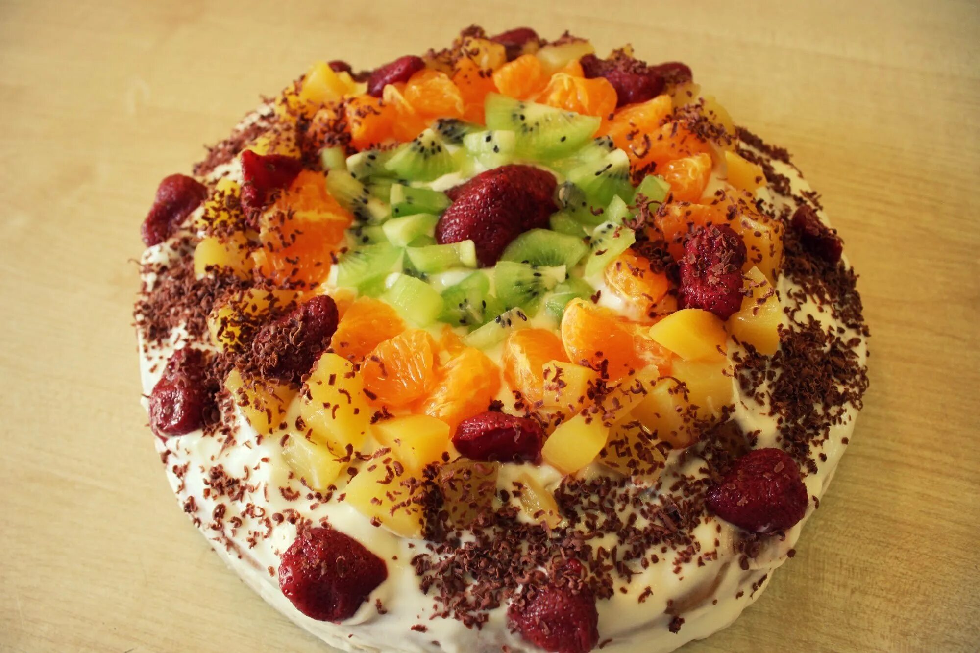 украшение торта фруктами. торт фруктовый бисквитный. бисквитный торт с фруктами. торт фруктовый рай бисквитный. тортик с желе и фруктами.