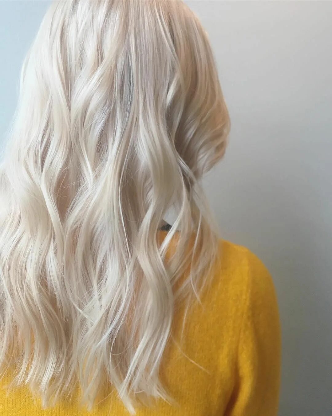 Light blonde. Белый блонд. Белый блондин цвет волос. Светлая блондинка. Белоснежный блонд.