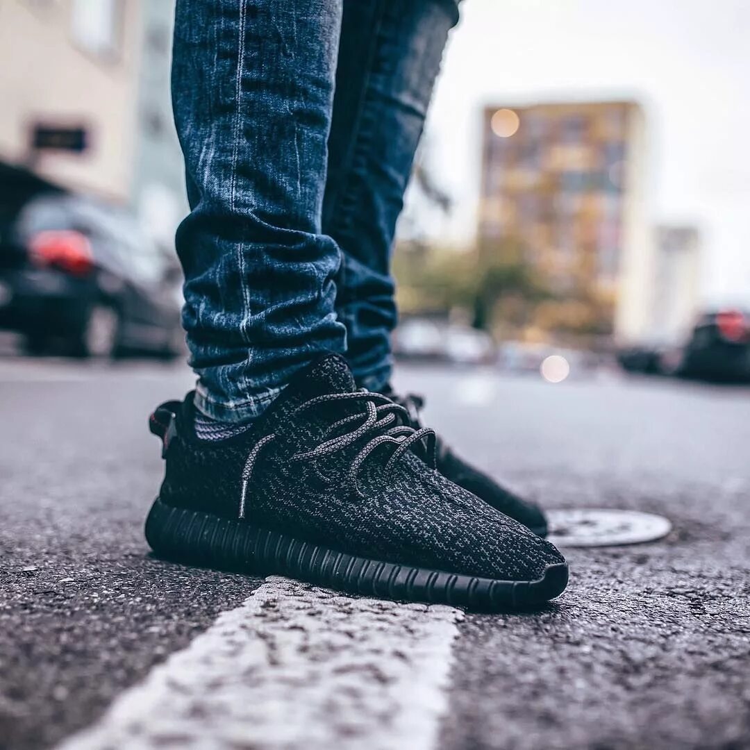 Adidas Yeezy Boost 350 черные. Adidas Yeezy Boost 350 Pirate Black. Adidas Yeezy 350 черные мужские. Adidas Yeezy 350 Pirate Black. Кроссовки под адидас