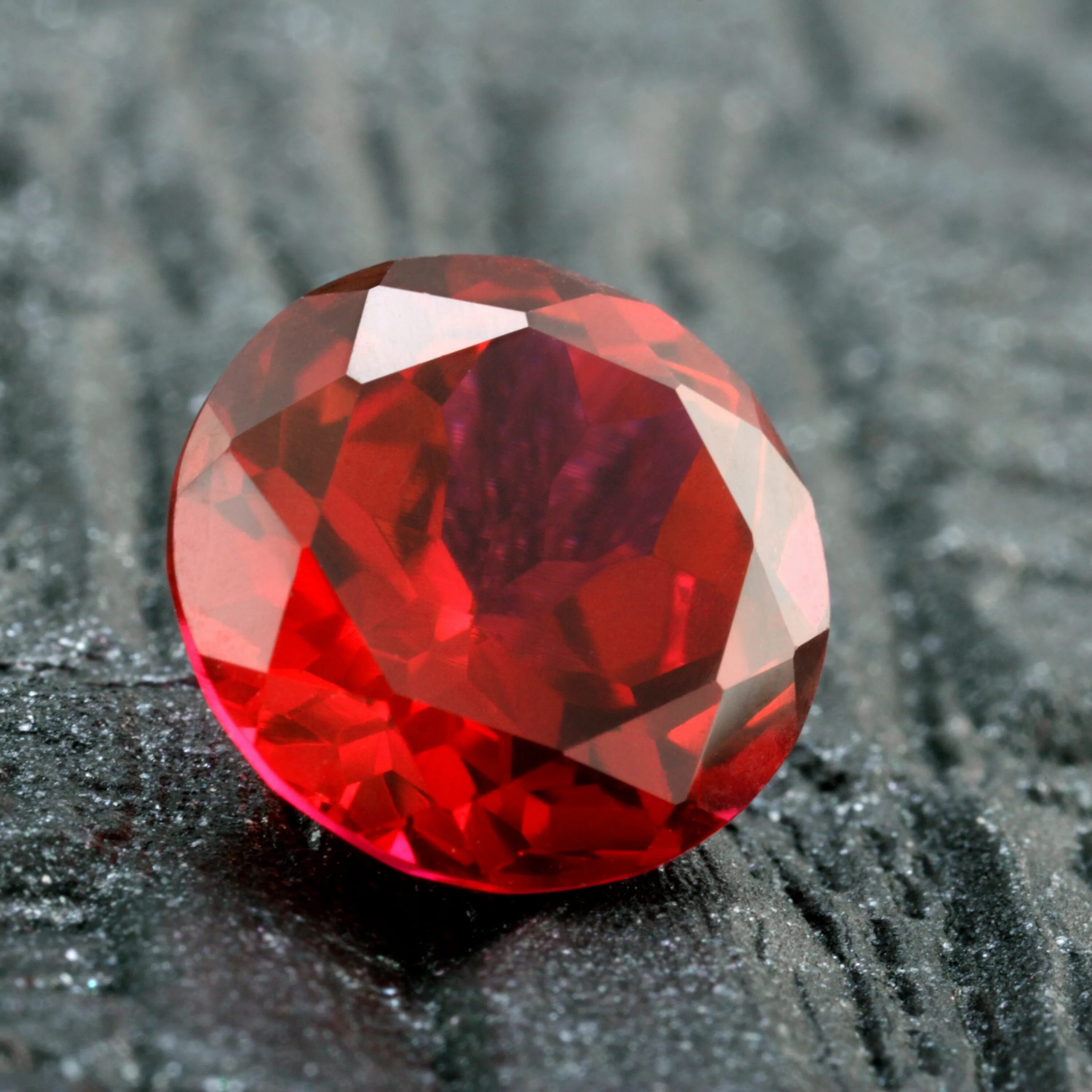 Яхонт Рубин и сапфир. Рубин драгоценный камень. Красный Рубин камень. Яхонт камень. Что такое яхонт
