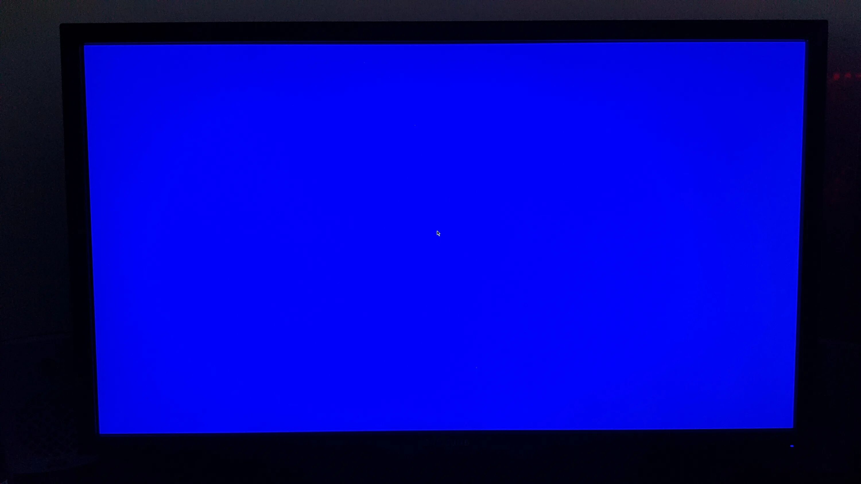 Голубой экран. Синий экран на ноутбуке. Синий экран без надписей. Синий монитор. При включении ноутбука синий экран