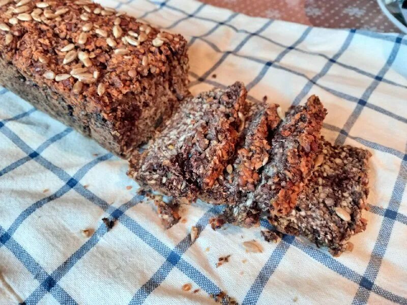 хлебцы из гречки. рецепт хлеба из чечевицы без муки. хлеб ржаной с тыквенными семечками. хлеб из красной чечевицы с семенами льна. хлеб из чечевицы без муки.