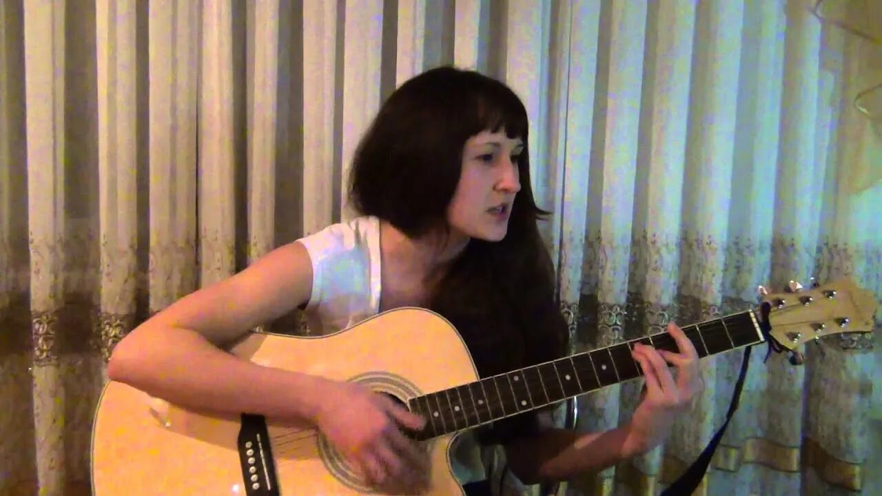 Парень поет о любви. Гитарист во дворе. Аккорды песен под гитару. Аккорды песен. Песня помнишь под гитару.