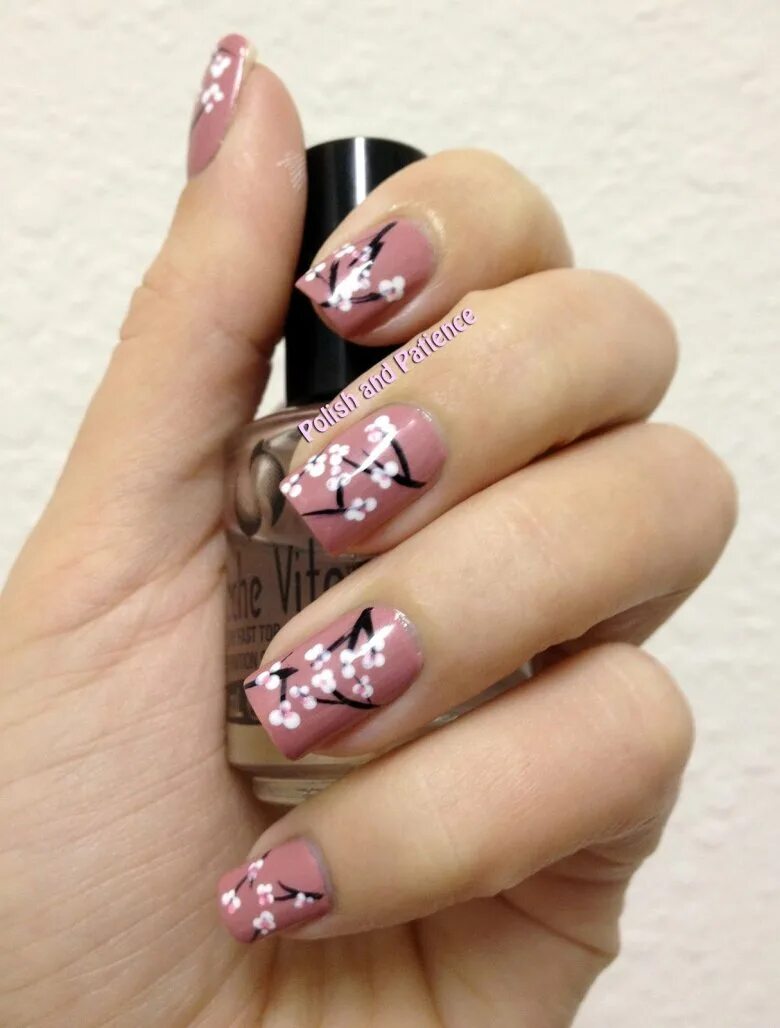 Сакура на ногтях. Цветы Сакуры на ногтях. Ветка Сакуры на ногтях. Нежный маникюр с сакурой. Дизайн ногтей сакура
