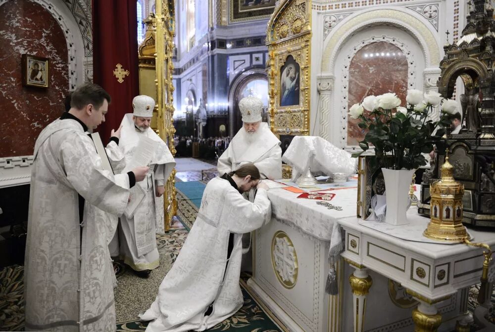 Служение у алтаря. Богослужение в храме. Служба 6 января утром в церкви. Рождественский праздник церковь. Служба 6 января утром в церкви.