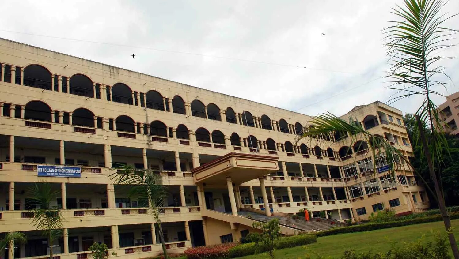 College of engineering. Vcu college of engineering. центр высоких технологий в пуне в индии 1988. ramee pune. royal indian engineering college.