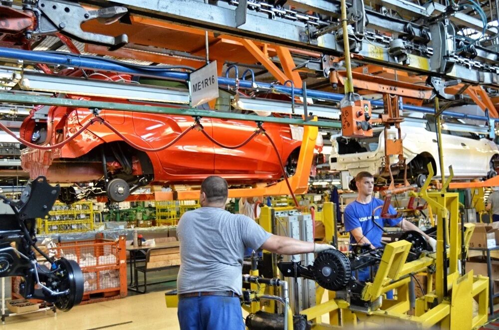 Автоваз сотрудники. Автоваз цех. Ручная сборка автомобилей. Слесарь автоваза. Рабочие на конвейере.