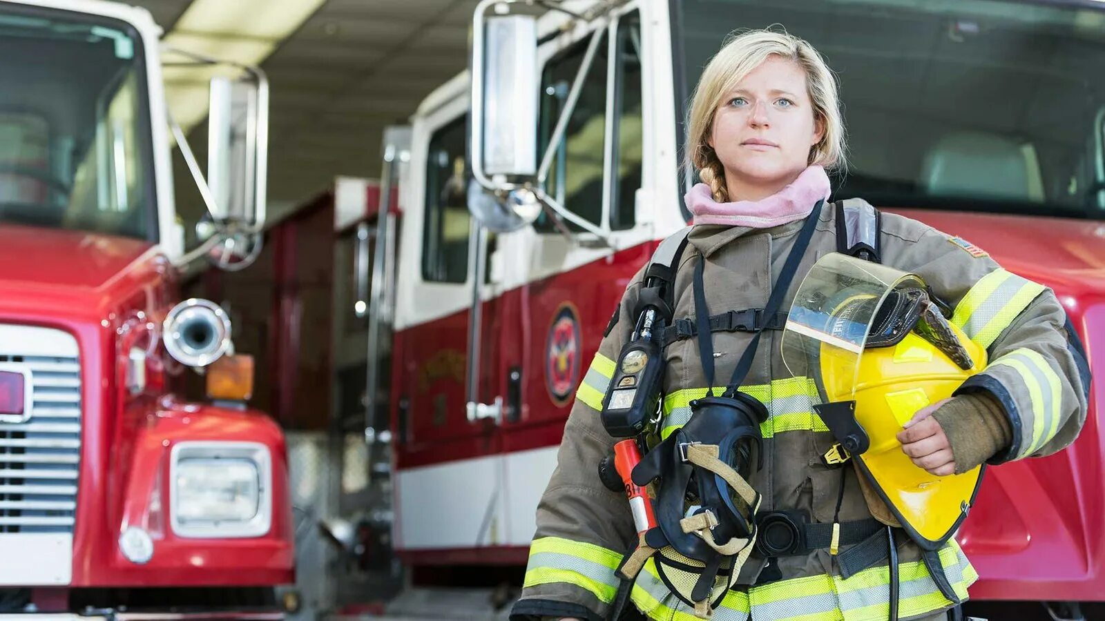 Женщины в мужских профессиях. Профессия пожарный. Неженские профессии. Женщина пожарник.