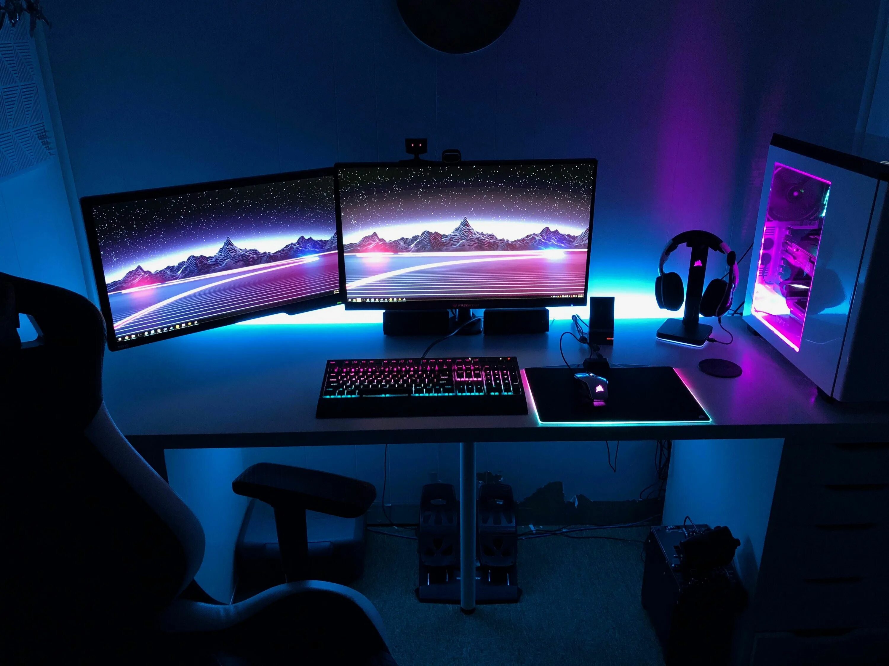 Night gamer full. Красивые компьютерные комнаты. Игровая комната геймерская. Геймерские комнаты с подсветкой. Геймерская комната с подсветкой.