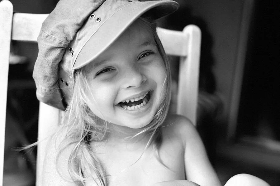 Улыбка ребенка. Маленькая девочка смеется. Улыбка девочки. Красивая улыбка ребенка. Всегда улыбайся мама