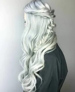 прическа на длинные белые волосы